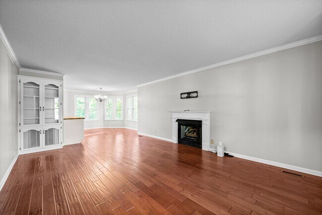 Building Photo - Pet Friendly Three Bedroom!