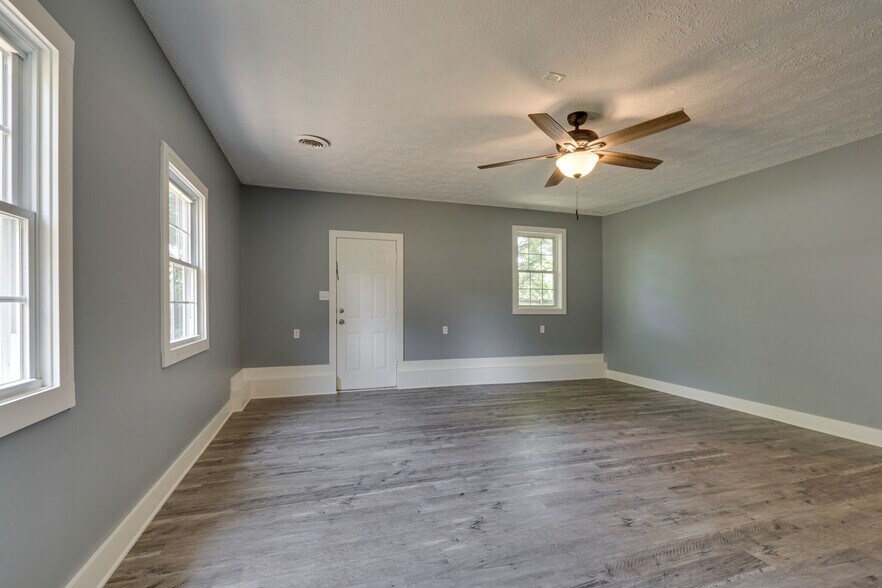 Building Photo - 279 Stones River Rd