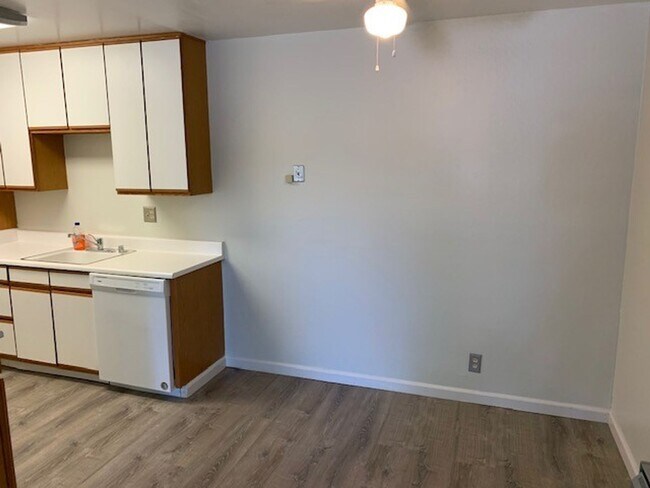 Building Photo - Bright Updated 2 Bedroom 1 Bath Mountain View End-Unit Condo