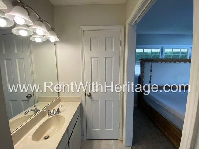 Building Photo - Charming Newly Renovated 3bd/ 2ba/ Gorgeou...