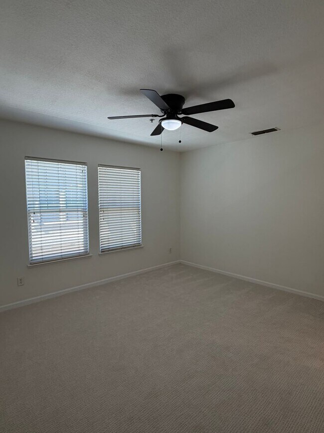 Building Photo - 3301 N Park Dr
