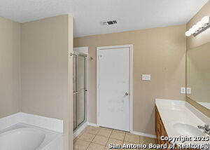 Building Photo - 3223 Crested Creek Dr