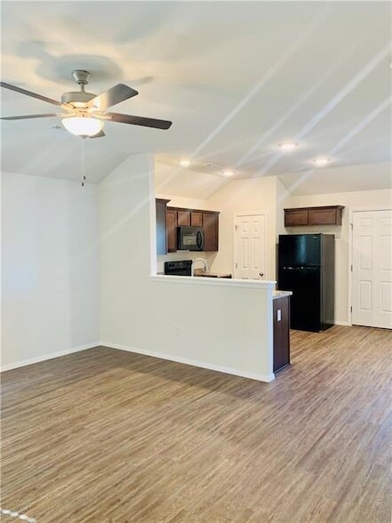 Building Photo - 936 E Bunting St