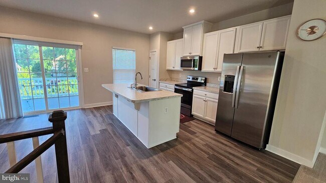 Building Photo - 2055 Rivers Dr