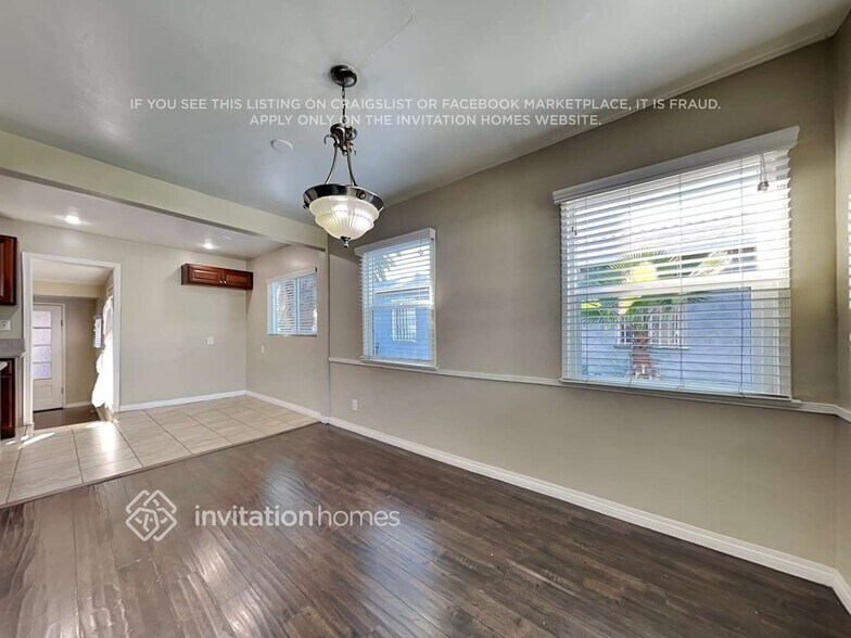 Building Photo - 726 E 99th St