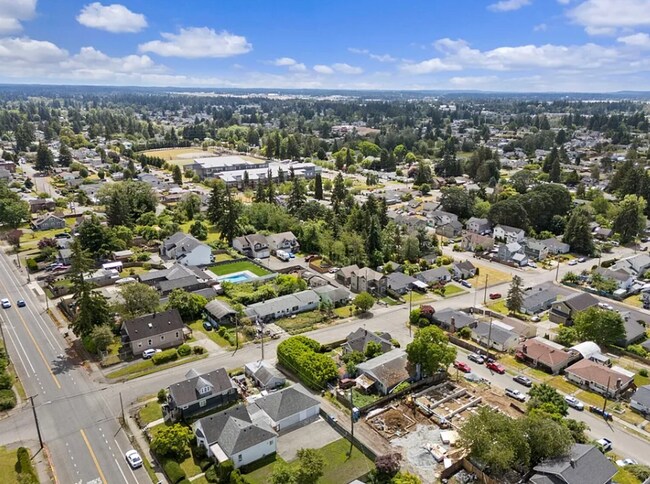 Building Photo - Beautiful Craftsman Home with Ample Parking & Outdoor Space