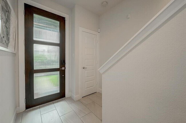 Building Photo - 2759 Clinton Dr