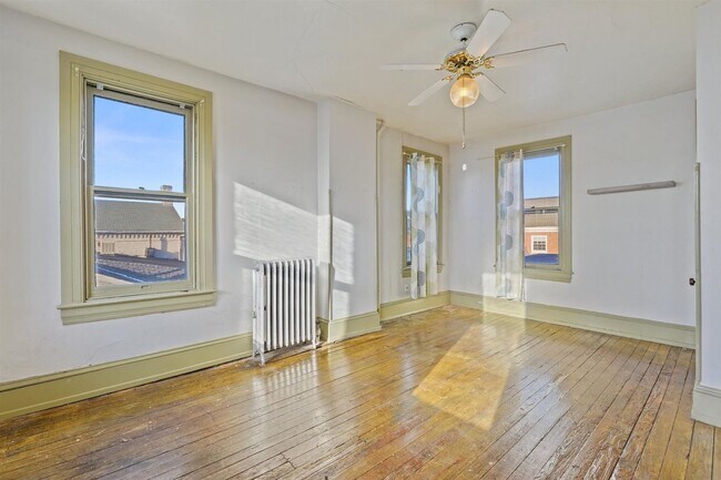 Building Photo - Spacious 5 Bedroom, 1.5 Bath Home in York,...