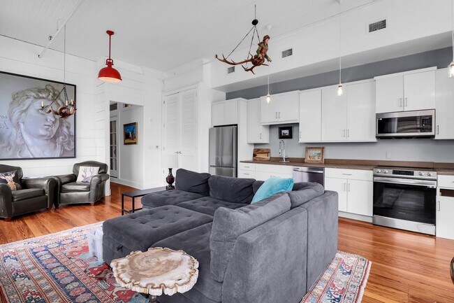 Building Photo - Stunning Corner Loft in the Heart of Historic Downtown Savannah