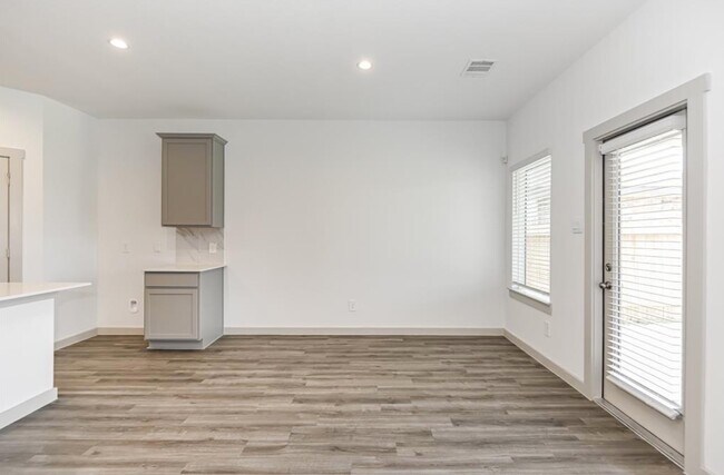 Building Photo - 7918 Brumly Ln