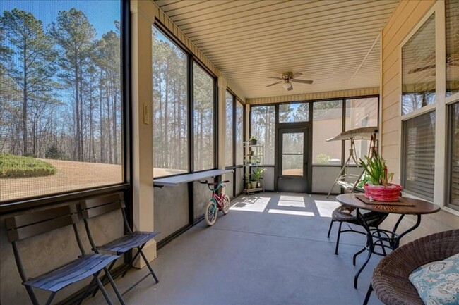 Building Photo - Spacious Two-Story Home w/ Sunroom and Pri...