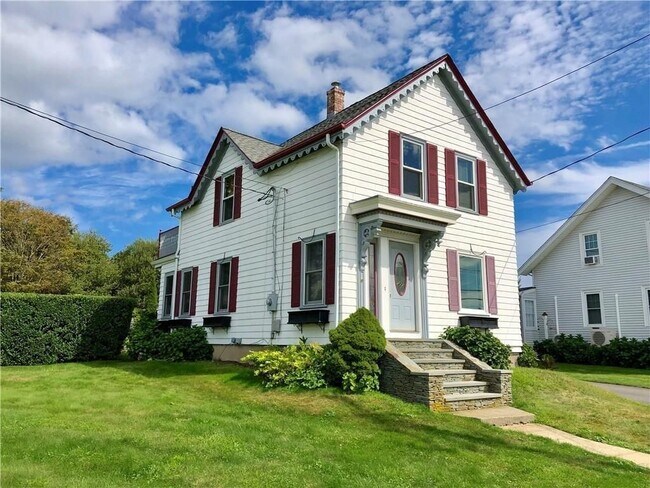 Building Photo - 673 Aquidneck Ave