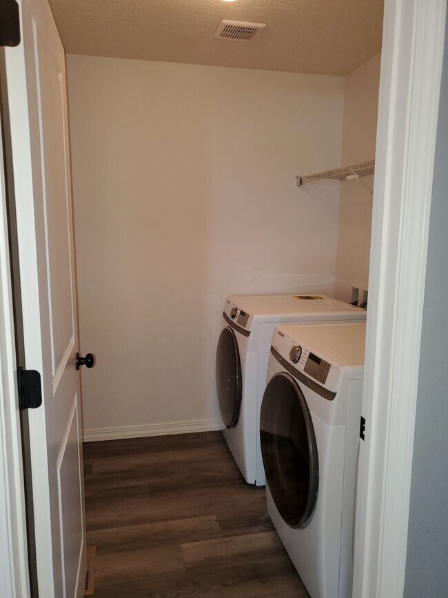 Building Photo - Beautiful 4 bedroom 3 bath home in the Landings!