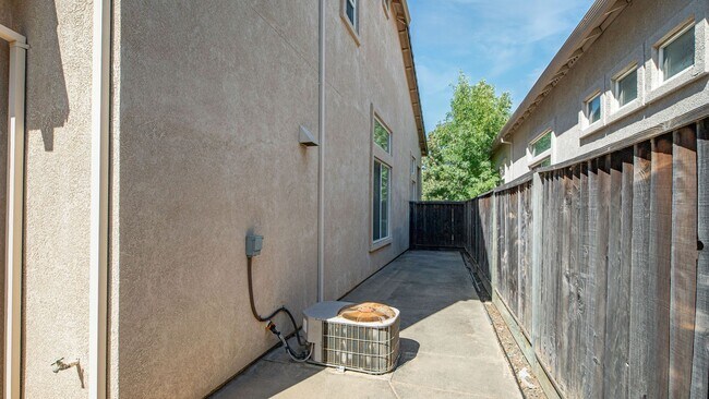 Building Photo - Rolling Hills Beauty! 4 Bedroom 3 Bath