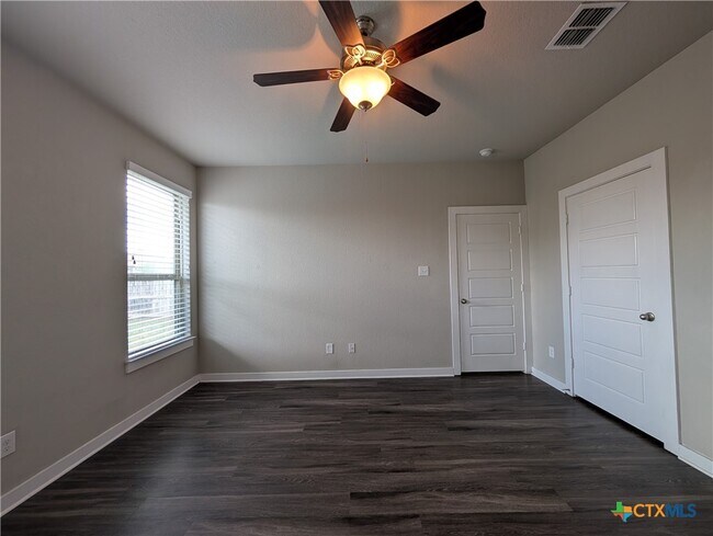 Building Photo - 549 Creekside Frst