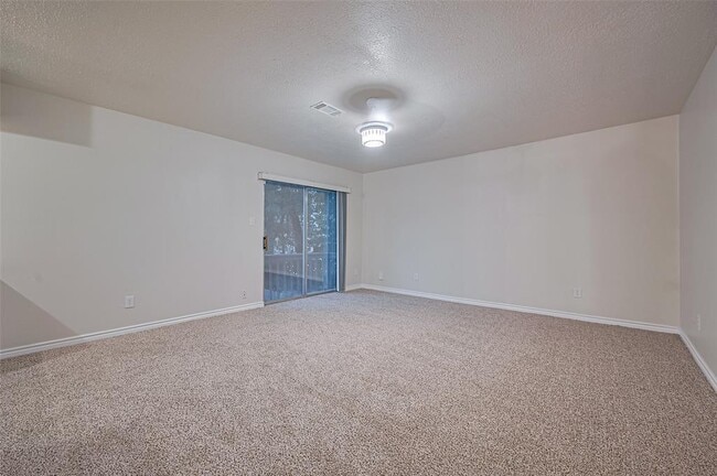 Building Photo - 520 S Rivershire Dr