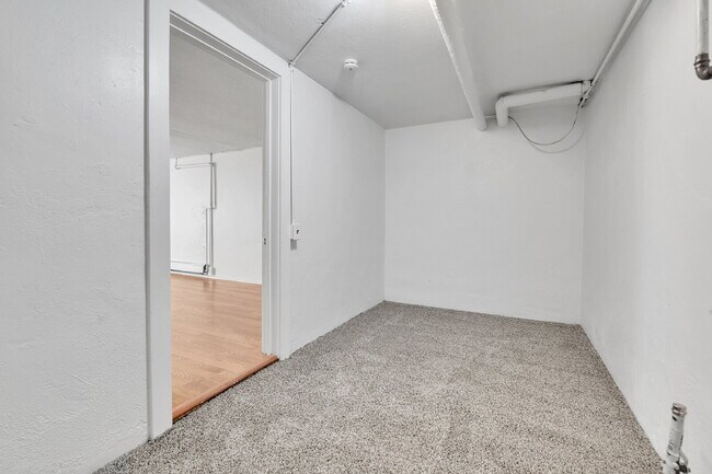 Building Photo - $1,295.00, 1 bed, 1 bath newly renovated basement unit located in Denver.