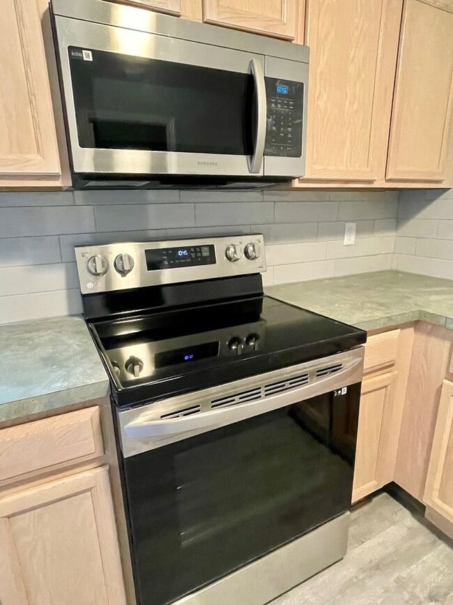 Building Photo - Available Now! 2Bed/1Bath