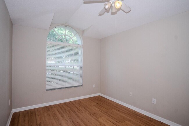 Building Photo - 10815 Lakeside Vista Dr