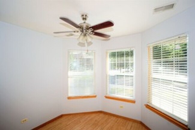 Building Photo - Beautiful 3 bedroom 2.5 Bathroom townhome