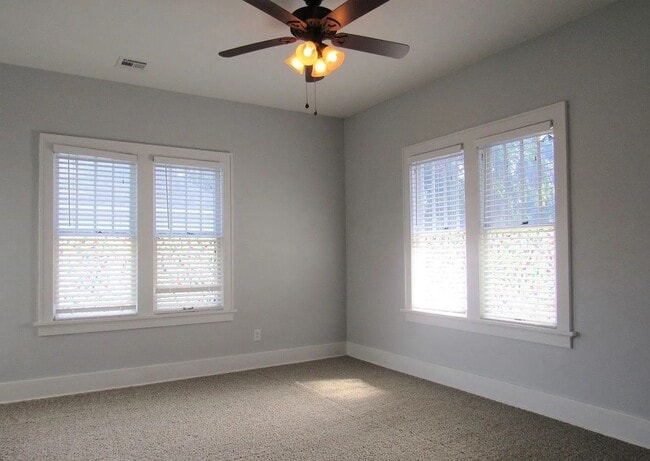 Building Photo - Stunning 4-Bed, 3-Bath Gem 1 Minute from Midtown!