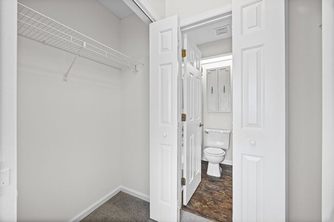 Building Photo - Light and bright 2-primary suite, 2-bath condo in Firethorne of Charlotte.