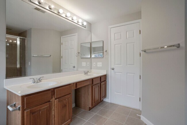 Building Photo - Spacious 4-Level Townhome with Loft in Cam...