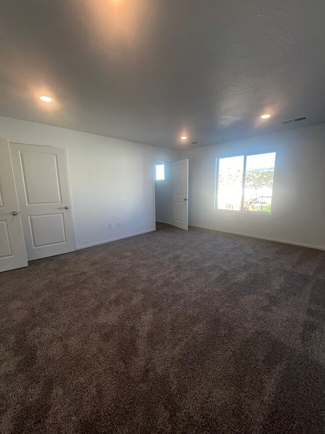 Building Photo - Beautiful spacious 3 bedroom, 2.5 bathroom house located in Cedar City!