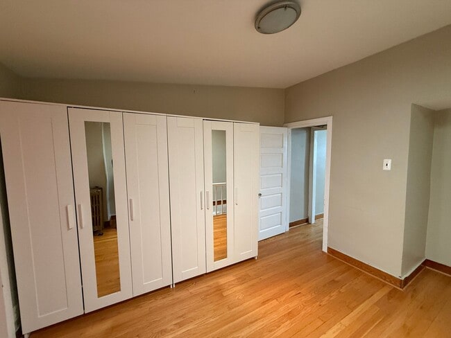 Building Photo - Charming 2 Bed w/ Parking | Steps from Lat...