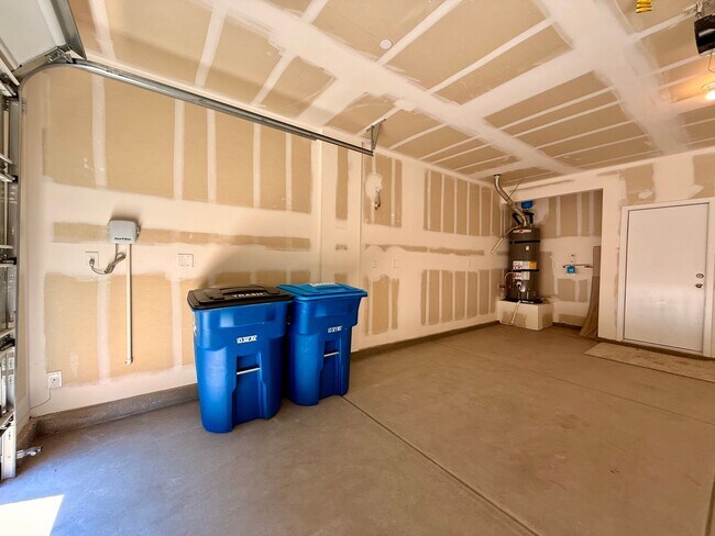 Building Photo - 4 BED 3.5 BATH 2 CAR GARAGE HOME w/ LOFT, ...