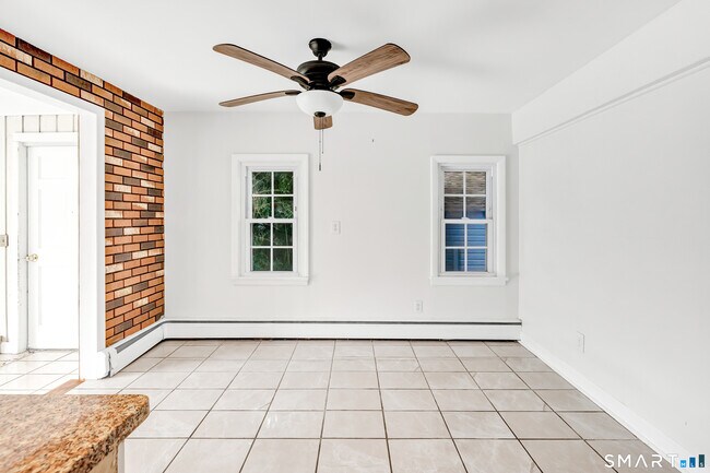 Building Photo - 7 Richards Ln
