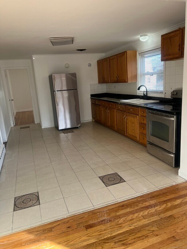 Building Photo - 565 Hart St