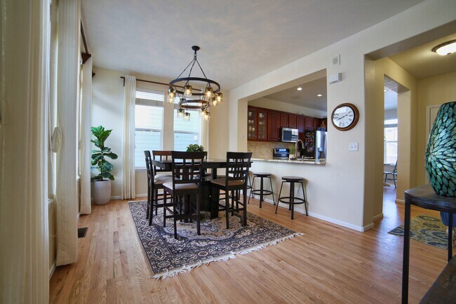 Dining area - 10926 Brooklawn Rd