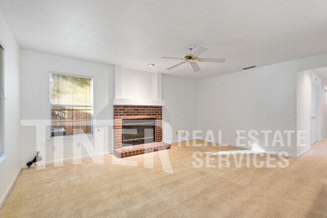 Building Photo - Spacious Home in Desireable Highland Hill ...