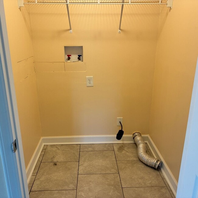 Building Photo - 4 Bedroom 3 Bath Home in Winnabow, NC