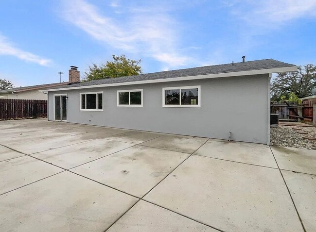 Building Photo - 5921 Hillsdale Blvd