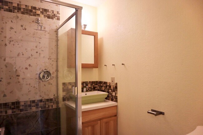 Building Photo - Gorgeous 4-bedroom home with pool – Lakesh...
