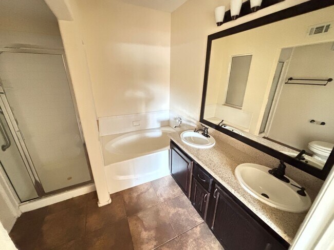 Building Photo - Charming 2Bed/Bath Condo located in a beautiful gated community in the Southwest.