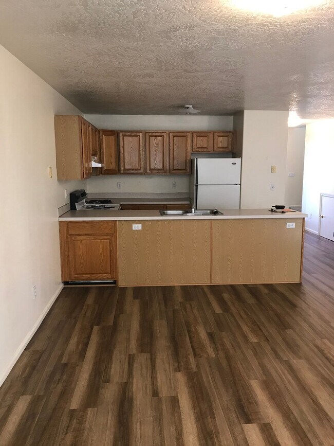 Building Photo - (SAM 15) 3 bedroom and 1.5 Bathroom duplex