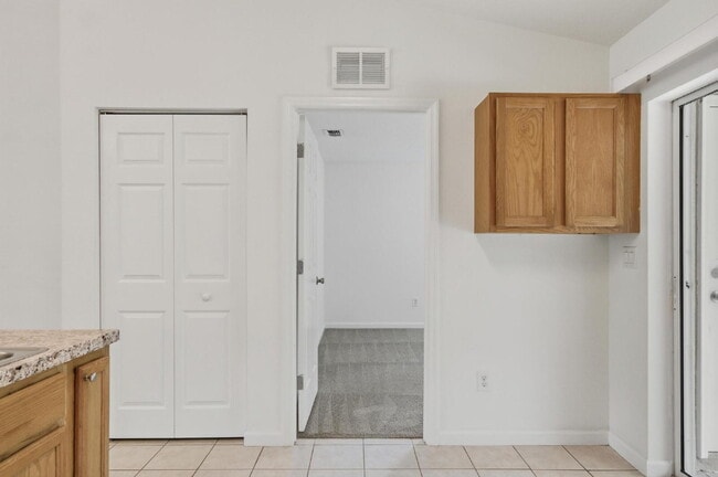 Building Photo - Quiet Cul De Sac location