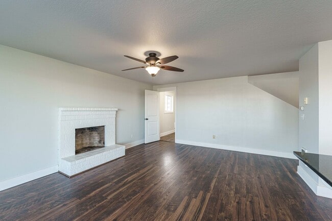Building Photo - 4 Bedroom 2.5 Bathroom With Large Fenced B...