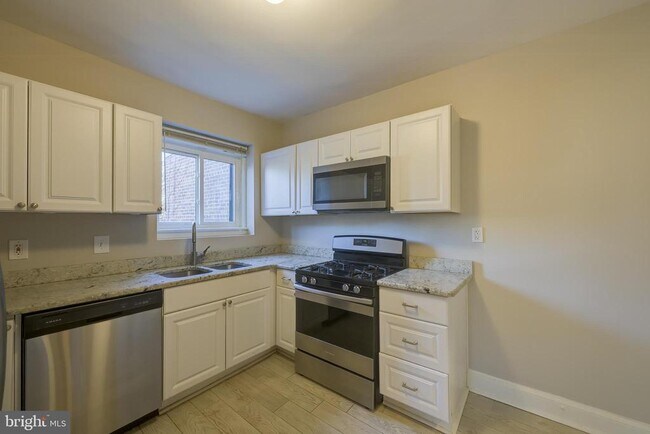 Building Photo - 1900 Q St SE