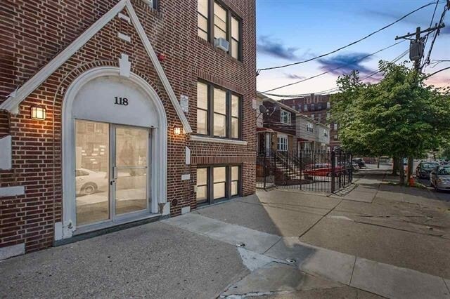 Building Photo - 118 Corbin Ave
