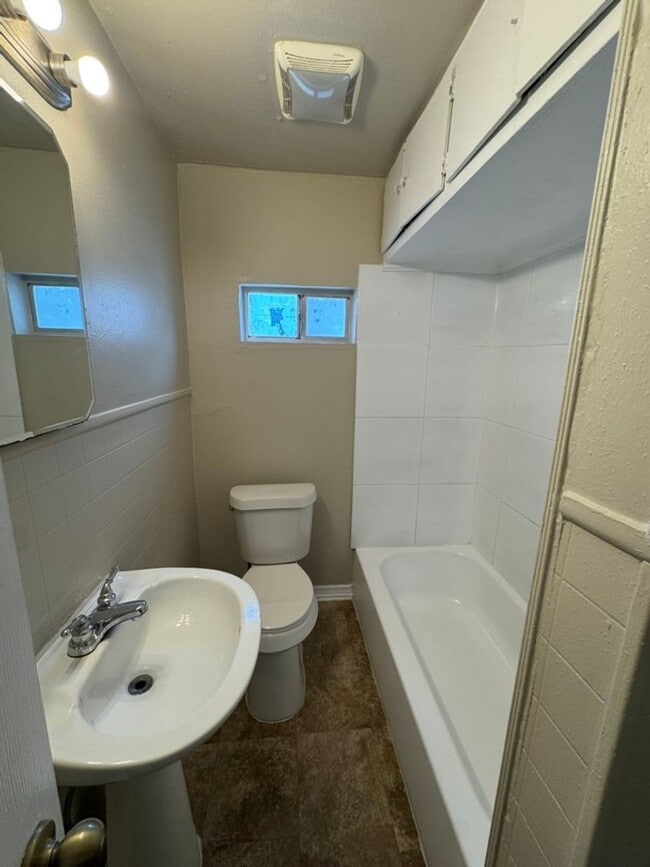 Building Photo - 3 Bed / 2 Bath Home in South San Antonio – Easy Access to I-10 & I-37