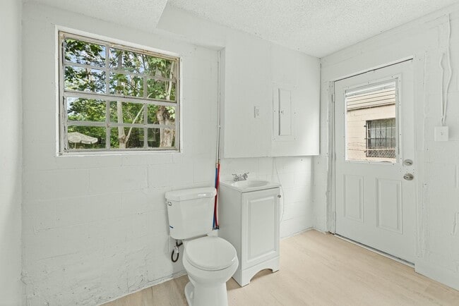 Building Photo - Spacious beautiful 4-bedroom 2.5 bath home