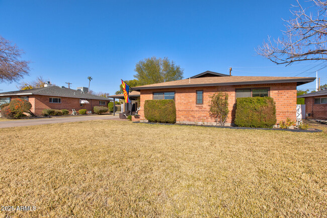 Building Photo - 1940 E Rancho Dr