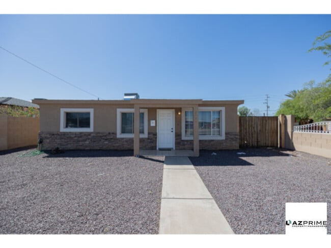 Building Photo - Stylish 2/2 Phoenix House - Spacious Yard ...