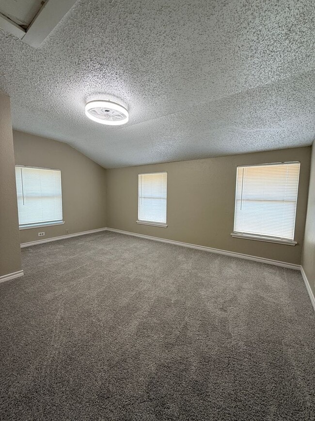 Building Photo - 3 Bedroom 2 Bath 2 Story Updated