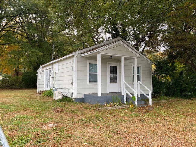Building Photo - 1404 Rosewood Ln