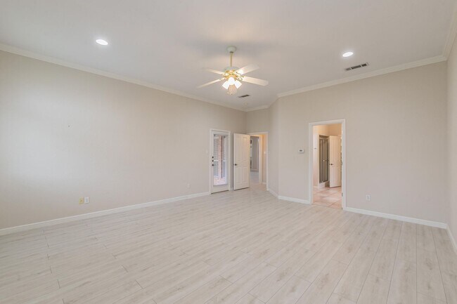 Building Photo - Beautiful 4 Bedroom Home in Ridgmar